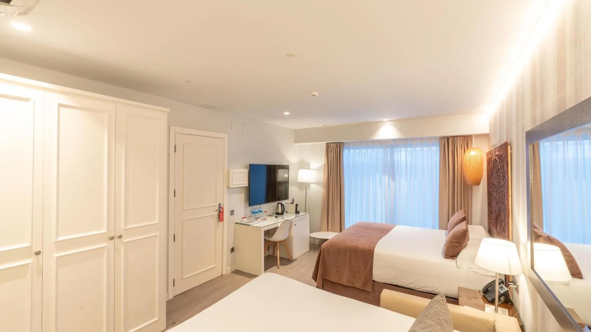 Serennia Fira Gran Via Exclusive Rooms 略夫雷加特河畔奥斯皮塔莱特