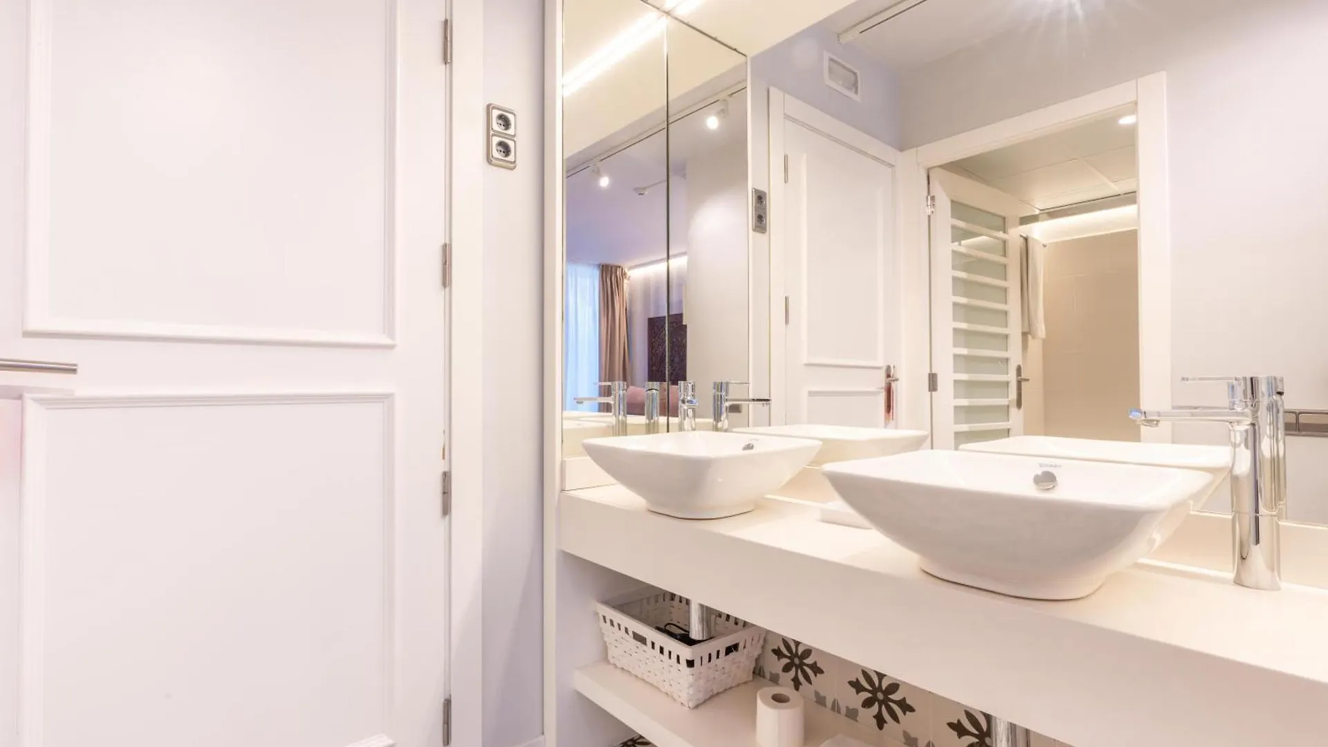 Serennia Fira Gran Via Exclusive Rooms 略夫雷加特河畔奥斯皮塔莱特